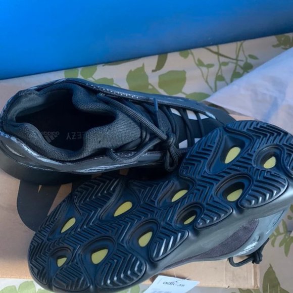 Yeezy 700 v3 main image 8